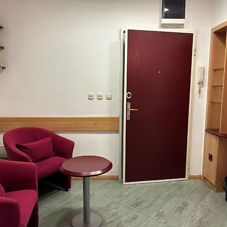 Plaza Apartment *