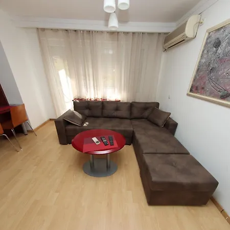 Plaza Apartment *
